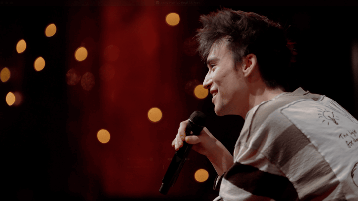 Jacob Collier talking to the audience from the stage
